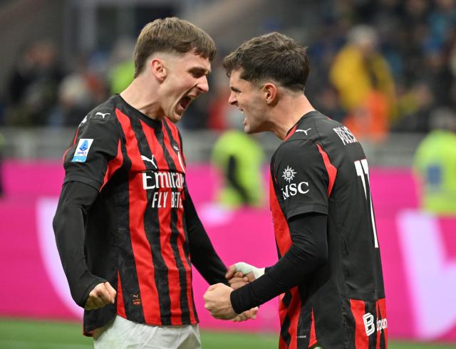 (251124) -- MILAN, Nov. 24, 2025 (Xinhua) -- AC Milan's Christian Pulisic (R) celebrates his goal with his teammate Alexis Saelemaekers during a Serie A football match between Inter Milan and AC Milan in Milan, Italy, Nov. 23, 2025. (Photo by Alberto Lingria/Xinhua)