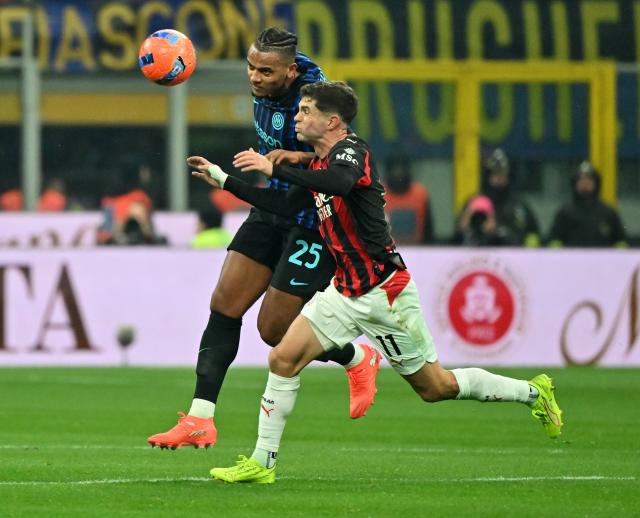 (251124) -- MILAN, Nov. 24, 2025 (Xinhua) -- Inter Milan's Manuel Akanji (L) vies with AC Milan's Christian Pulisic during a Serie A football match between Inter Milan and AC Milan in Milan, Italy, Nov. 23, 2025. (Photo by Alberto Lingria/Xinhua)