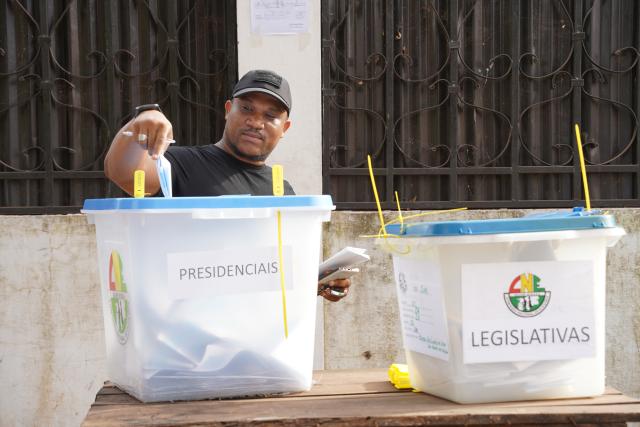 (251124) -- BISSAU, Nov. 24, 2025 (Xinhua) -- A man votes at a polling station in Bissau, Guinea-Bissau, Nov. 23, 2025. Guinea-Bissau on Sunday launched its presidential and legislative elections, with more than 960,000 registered voters set to choose a new head of state and 102 members of the National People's Assembly. (Xinhua/Si Yuan)