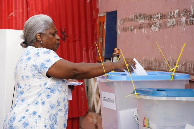 (251124) -- BISSAU, Nov. 24, 2025 (Xinhua) -- A woman votes at a polling station in Bissau, Guinea-Bissau, Nov. 23, 2025. Guinea-Bissau on Sunday launched its presidential and legislative elections, with more than 960,000 registered voters set to choose a new head of state and 102 members of the National People's Assembly. (Xinhua/Si Yuan)
