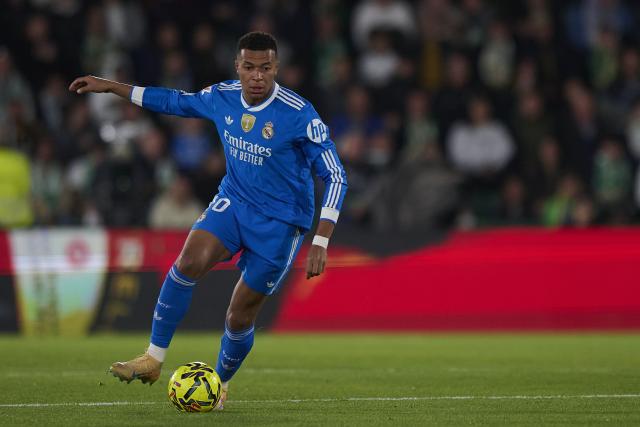 (251124) -- ELCHE, Nov. 24, 2025 (Xinhua) -- Kylian Mbappe of Real Madrid dribbles the ball during the La Liga football match between Elche and Real Madrid in Elche, Spain, on Nov. 23, 2025. (Xinhua)