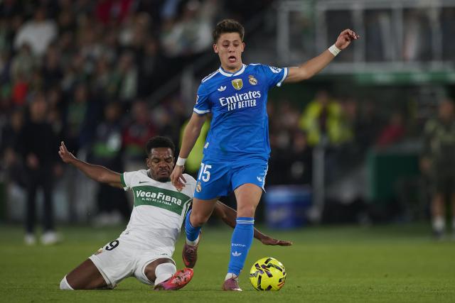 (251124) -- ELCHE, Nov. 24, 2025 (Xinhua) -- Arda Guler (R) of Real Madrid vies with Grady Diangana of Elche during the La Liga football match between Elche and Real Madrid in Elche, Spain, on Nov. 23, 2025. (Xinhua)