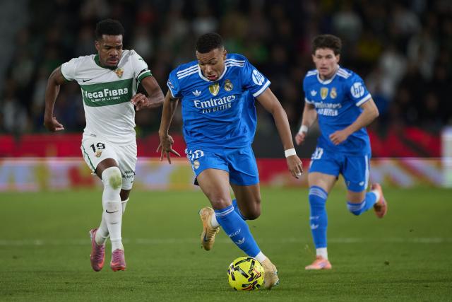 (251124) -- ELCHE, Nov. 24, 2025 (Xinhua) -- Kylian Mbappe (C) of Real Madrid dribbles the ball during the La Liga football match between Elche and Real Madrid in Elche, Spain, on Nov. 23, 2025. (Xinhua)