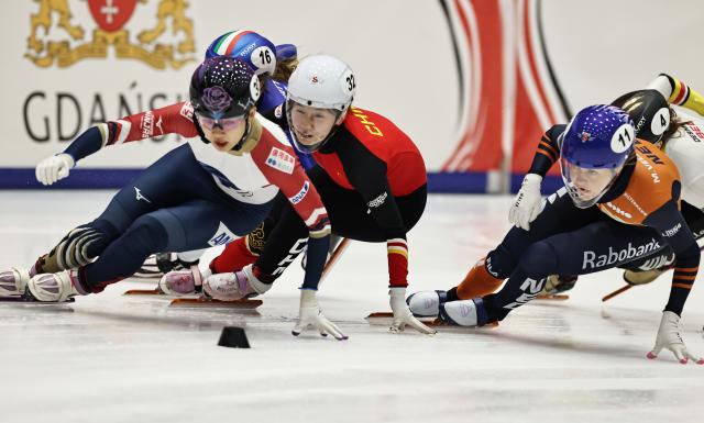 (251124) -- GDANSK, Nov. 24, 2025 (Xinhua) -- Yang Jingru (front C) of China competes during the women's 1500m final B at the ISU Short Track World Tour #3 speed skating event in Gdansk, Poland, Nov. 23, 2025. (Xinhua/Gao Jing)