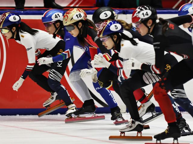 (251124) -- GDANSK, Nov. 24, 2025 (Xinhua) -- Gong Li (3rd L) of China competes during the women's 1500m final A at the ISU Short Track World Tour #3 speed skating event in Gdansk, Poland, Nov. 23, 2025. (Xinhua/Gao Jing)