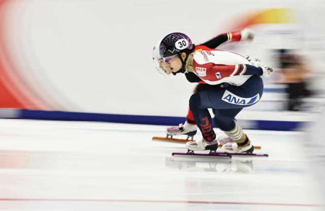 (251124) -- GDANSK, Nov. 24, 2025 (Xinhua) -- Nakashima Mirei (R) of Japan and Yang Jingru of China compete during the women's 1500m final B at the ISU Short Track World Tour #3 speed skating event in Gdansk, Poland, Nov. 23, 2025. (Xinhua/Gao Jing)