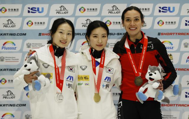 (251124) -- GDANSK, Nov. 24, 2025 (Xinhua) -- Gold medalist Kim Gilli (C) of South Korea, silver medalist Choi Minjeong (L) of South Korea and bronze medalist Courtney Sarault of Canada pose for photos during the awarding ceremony for the women's 1500m at the ISU Short Track World Tour #3 speed skating event in Gdansk, Poland, Nov. 23, 2025. (Xinhua/Gao Jing)