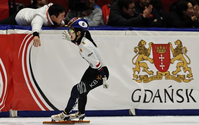 (251124) -- GDANSK, Nov. 24, 2025 (Xinhua) -- Kim Gilli of South Korea celebrates her victory with her team after the women's 1500m final A at the ISU Short Track World Tour #3 speed skating event in Gdansk, Poland, Nov. 23, 2025. (Xinhua/Gao Jing)