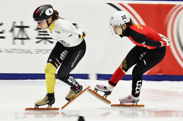 (251124) -- GDANSK, Nov. 24, 2025 (Xinhua) -- Yang Jingru (R) of China and Hanne Desmet of Belgium compete during the women's 1500m final B at the ISU Short Track World Tour #3 speed skating event in Gdansk, Poland, Nov. 23, 2025. (Xinhua/Gao Jing)