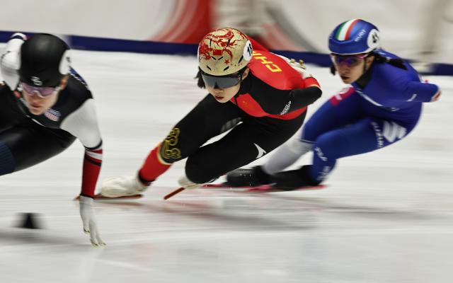 (251124) -- GDANSK, Nov. 24, 2025 (Xinhua) -- Gong Li (C) of China competes during the women's 1500m final A at the ISU Short Track World Tour #3 speed skating event in Gdansk, Poland, Nov. 23, 2025. (Xinhua/Gao Jing)