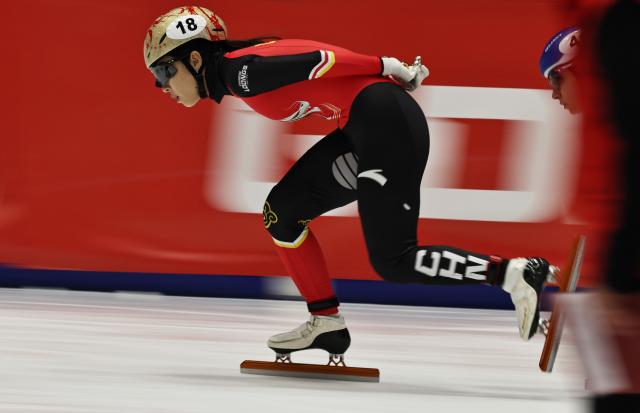 (251124) -- GDANSK, Nov. 24, 2025 (Xinhua) -- Gong Li of China competes during the women's 1500m final A at the ISU Short Track World Tour #3 speed skating event in Gdansk, Poland, Nov. 23, 2025. (Xinhua/Gao Jing)