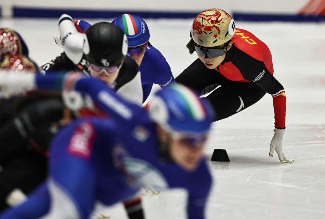 (251124) -- GDANSK, Nov. 24, 2025 (Xinhua) -- Gong Li (1st R) of China competes during the women's 1500m final A at the ISU Short Track World Tour #3 speed skating event in Gdansk, Poland, Nov. 23, 2025. (Xinhua/Gao Jing)