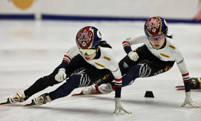 (251124) -- GDANSK, Nov. 24, 2025 (Xinhua) -- Kim Gilli (L) and Choi Minjeong of South Korea compete during the women's 1500m final A at the ISU Short Track World Tour #3 speed skating event in Gdansk, Poland, Nov. 23, 2025. (Xinhua/Gao Jing)