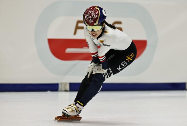 (251124) -- GDANSK, Nov. 24, 2025 (Xinhua) -- Kim Gilli of South Korea celebrates her victory after the women's 1500m final A at the ISU Short Track World Tour #3 speed skating event in Gdansk, Poland, Nov. 23, 2025. (Xinhua/Gao Jing)
