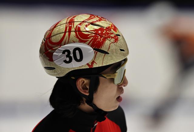 (251124) -- GDANSK, Nov. 24, 2025 (Xinhua) -- Lin Xiaojun of team China reacts after falling during the men's 500m relay Final A at the ISU Short Track World Tour #3 speed skating event in Gdansk, Poland, Nov. 23, 2025. (Xinhua/Gao Jing)