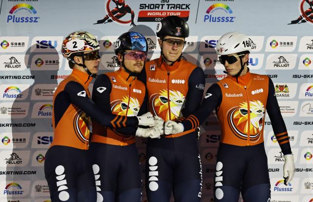 (251124) -- GDANSK, Nov. 24, 2025 (Xinhua) -- Team the Netherlands pose before the men's 500m relay Final A at the ISU Short Track World Tour #3 speed skating event in Gdansk, Poland, Nov. 23, 2025. (Xinhua/Gao Jing)