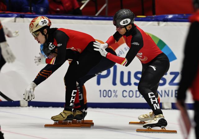 (251124) -- GDANSK, Nov. 24, 2025 (Xinhua) -- Lin Xiaojun (L) and Liu Shaolin of team China compete during the men's 500m relay Final A at the ISU Short Track World Tour #3 speed skating event in Gdansk, Poland, Nov. 23, 2025. (Xinhua/Gao Jing)