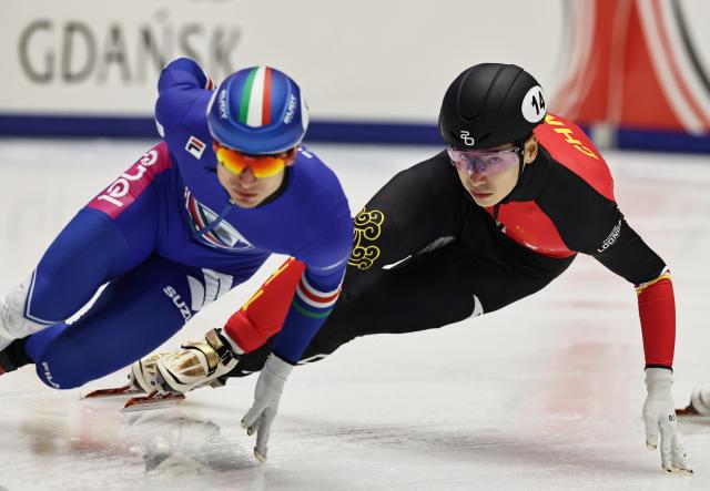 (251124) -- GDANSK, Nov. 24, 2025 (Xinhua) -- Liu Shaoang (R) of team China competes during the men's 500m relay Final A at the ISU Short Track World Tour #3 speed skating event in Gdansk, Poland, Nov. 23, 2025. (Xinhua/Gao Jing)