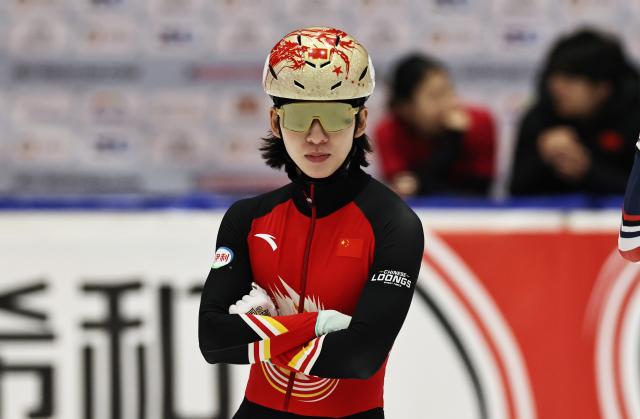 (251124) -- GDANSK, Nov. 24, 2025 (Xinhua) -- Lin Xiaojun of team China reacts before the men's 500m relay Final A at the ISU Short Track World Tour #3 speed skating event in Gdansk, Poland, Nov. 23, 2025. (Xinhua/Gao Jing)