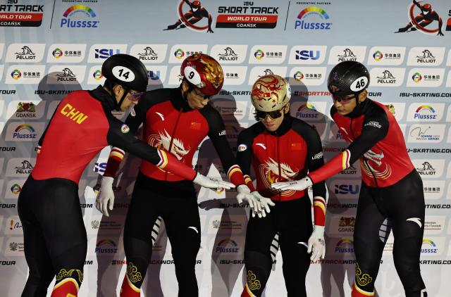 (251124) -- GDANSK, Nov. 24, 2025 (Xinhua) -- Team China pose before the men's 500m relay Final A at the ISU Short Track World Tour #3 speed skating event in Gdansk, Poland, Nov. 23, 2025. (Xinhua/Gao Jing)