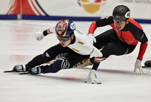 (251124) -- GDANSK, Nov. 24, 2025 (Xinhua) -- Lee Jeongmin of team South Korea and Liu Shaolin (R) of China compete during the men's 500m relay Final A at the ISU Short Track World Tour #3 speed skating event in Gdansk, Poland, Nov. 23, 2025. (Xinhua/Gao Jing)