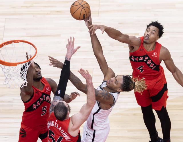 (251124) -- TORONTO, Nov. 24, 2025 (Xinhua) -- Noah Clowney (2nd R) of Brooklyn Nets makes a jump hook shot during the 2025-2026 NBA regular season game between Toronto Raptors and Brooklyn Nets in Toronto, Canada, on Nov. 23, 2025. (Photo by Zou Zheng/Xinhua)