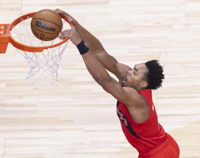 (251124) -- TORONTO, Nov. 24, 2025 (Xinhua) -- Scottie Barnes of Toronto Raptors dunks during the 2025-2026 NBA regular season game between Toronto Raptors and Brooklyn Nets in Toronto, Canada, on Nov. 23, 2025. (Photo by Zou Zheng/Xinhua)