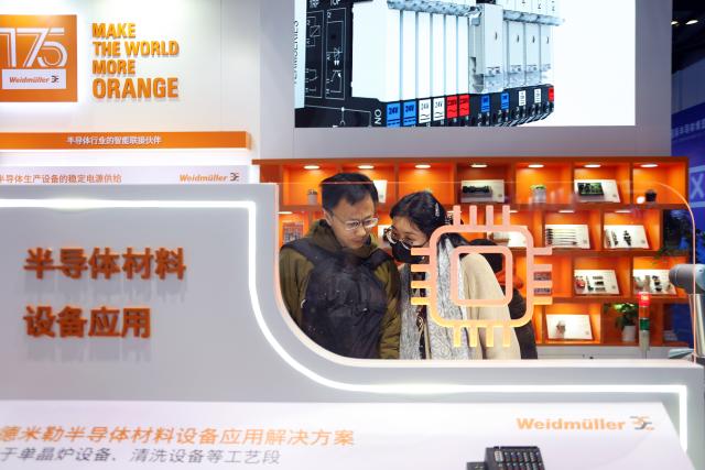 (251124) -- BEIJING, Nov. 24, 2025 (Xinhua) -- People visit the 22nd China International Semiconductor Expo in Beijing, capital of China, Nov. 23, 2025. The expo opened here on Sunday. (Xinhua/Pan Xu)
