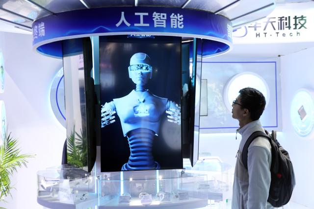 (251124) -- BEIJING, Nov. 24, 2025 (Xinhua) -- A man visits the 22nd China International Semiconductor Expo in Beijing, capital of China, Nov. 23, 2025. The expo opened here on Sunday. (Xinhua/Pan Xu)