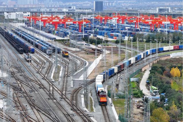 (251124) -- XI'AN, Nov. 24, 2025 (Xinhua) -- An aerial drone photo taken on Nov. 17, 2025 shows a China-Europe freight train departing from the Xi'an international port station in Xi'an, northwest China's Shaanxi Province. (Xinhua/Shao Rui)