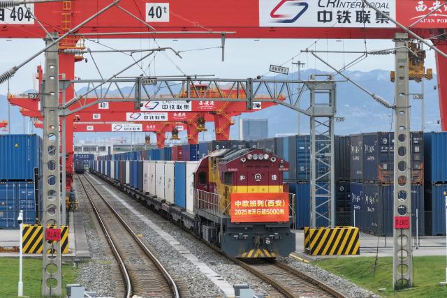 (251124) -- XI'AN, Nov. 24, 2025 (Xinhua) -- A drone photo taken on Nov. 17, 2025 shows a China-Europe freight train departing from the Xi'an international port station in Xi'an, northwest China's Shaanxi Province. (Xinhua/Shao Rui)