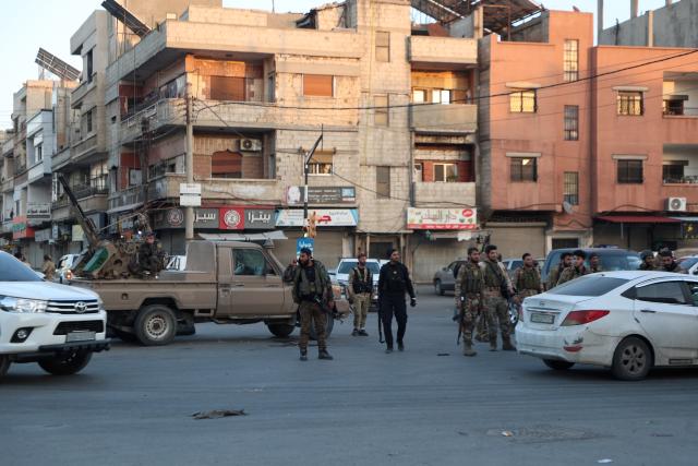 (251124) -- HOMS, Nov. 24, 2025 (Xinhua) -- Soldiers of Syrian security forces stand guard on a street following a wave of violence and the announcement of a citywide curfew in Homs city, Syria, on Nov. 23, 2025. (Str/Xinhua)