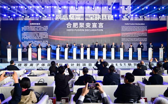 (251124) -- HEFEI, Nov. 24, 2025 (Xinhua) -- Fusion scientists from more than 10 countries sign the Hefei Fusion Declaration during the launch of the CAS International Science Program on Fusion Burning Plasma and the release of the BEST Research Plan in Hefei, east China's Anhui Province, on Nov. 24, 2025. China on Monday launched an international science program focused on fusion burning plasma research in Hefei, capital of east China's Anhui Province, opening several major fusion research platforms to global scientists for joint scientific advancements.
   This international program, initiated by the Chinese Academy of Sciences' Institute of Plasma Physics, will provide global access to the country's multiple major fusion research platforms -- including the Burning Plasma Experimental Superconducting Tokamak (BEST) facility in Hefei. (Xinhua/Zhou Mu)