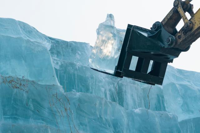 (251124) -- HARBIN, Nov. 24, 2025 (Xinhua) -- A machinery transports ice cubes at an ice storage site for the Harbin Ice-Snow World in Harbin, northeast China's Heilongjiang Province, Nov. 24, 2025. The 27th edition of the Harbin Ice-Snow World, a renowned seasonal theme park in Harbin, will officially begin construction on Nov. 25 this year. (Xinhua/Xie Jianfei)
