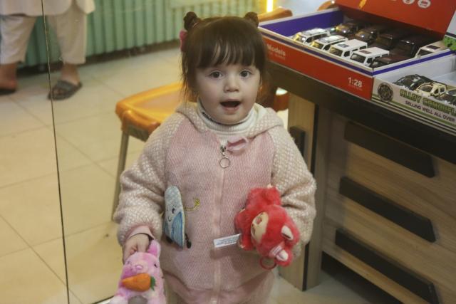 (251124) -- KABUL, Nov. 24, 2025 (Xinhua) -- A girl holds a Labubu toy in her hand at a local market in Kabul, Afghanistan, Nov. 16, 2025. TO GO WITH "Feature: Beyond play: Labubu gains popularity in Afghanistan amid retail, cultural shifts" (Photo by Saifurahman Safi/Xinhua)