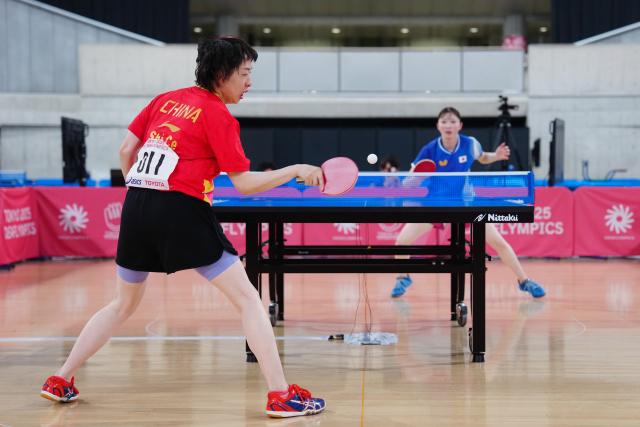 (251124) -- TOKYO, Nov. 24, 2025 (Xinhua) -- Shi Ce (L) of China competes against Yamada Mizue of Japan during the women's team final league match 3 of table tennis between China and Japan at the 25th Summer Deaflympics Tokyo 2025 in Tokyo, Japan, Nov. 24, 2025. (Xinhua/Jia Haocheng)