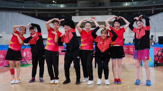 (251124) -- TOKYO, Nov. 24, 2025 (Xinhua) -- Wang Zhe (4th R), Wang Yutong (3rd L), Sun Boyao (1st L) and Shi Ce (2nd R) of China pose with Yamada Moemi (2nd L), Kimura Ami (4th L), Kamezawa Riho (3rd R) and Yamada Mizue of Japan after the women's team final league match 3 of table tennis between China and Japan at the 25th Summer Deaflympics Tokyo 2025 in Tokyo, Japan, Nov. 24, 2025. (Xinhua/Jia Haocheng)
