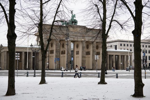 (251124) -- BERLIN, Nov. 24, 2025 (Xinhua) -- People walk past the Brandenburg Gate in Berlin, Germany, Nov. 24, 2025. Berlin saw its first snowfall of the winter season on Monday. (Xinhua/Zhang Haofu)
