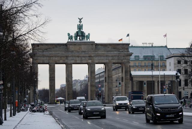 (251124) -- BERLIN, Nov. 24, 2025 (Xinhua) -- Vehicles drive past the Brandenburg Gate in Berlin, Germany, Nov. 24, 2025. Berlin saw its first snowfall of the winter season on Monday. (Xinhua/Zhang Haofu)