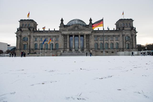 (251124) -- BERLIN, Nov. 24, 2025 (Xinhua) -- The Reichstag building is pictured in Berlin, Germany, Nov. 24, 2025. Berlin saw its first snowfall of the winter season on Monday. (Xinhua/Zhang Haofu)