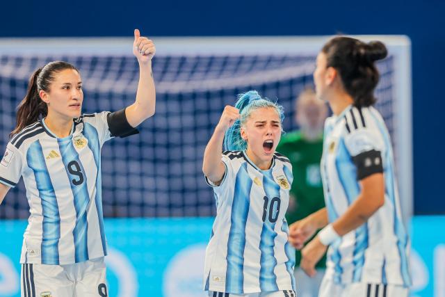 (251124) -- PASIG CITY, Nov. 24, 2025 (Xinhua) -- Players of Argentina celebrate after scoring a goal during the group A match between Argentina and Poland at the FIFA Futsal Women's World Cup 2025 in Pasig City, the Philippines, Nov. 24, 2025. (Xinhua/Rouelle Umali)