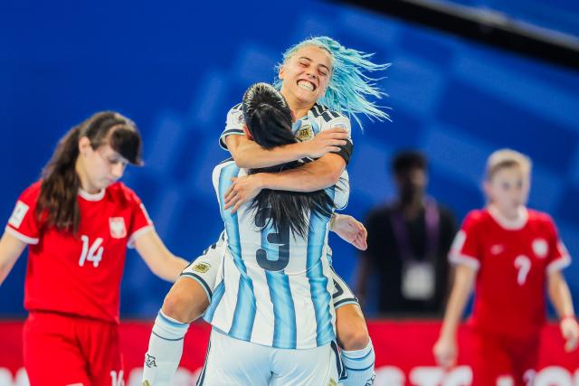 (251124) -- PASIG CITY, Nov. 24, 2025 (Xinhua) -- Players of Argentina celebrate after scoring a goal during the group A match between Argentina and Poland at the FIFA Futsal Women's World Cup 2025 in Pasig City, the Philippines, Nov. 24, 2025. (Xinhua/Rouelle Umali)
