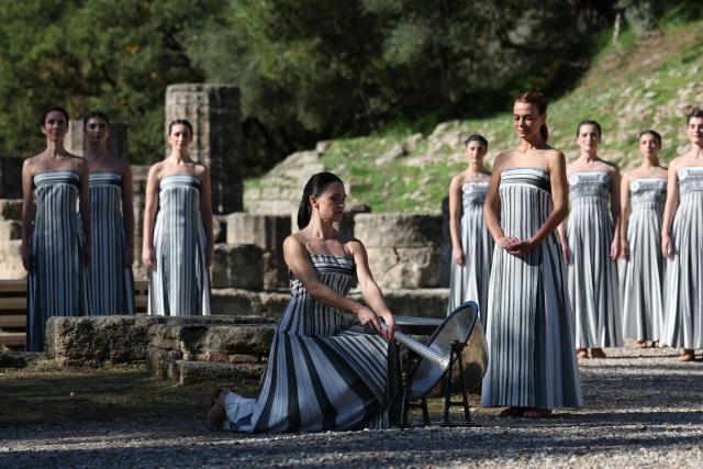 (251124) -- ANCIENT OLYMPIA, Nov. 24, 2025 (Xinhua) -- Actress Mary Mina, in the role of an ancient Greek High Priestess, performs during the dress rehearsal of the Olympic flame lighting ceremony for the Milan-Cortina 2026 Winter Olympic Games in Ancient Olympia, Greece, on Nov. 24, 2025. (Xinhua/Li Jing)