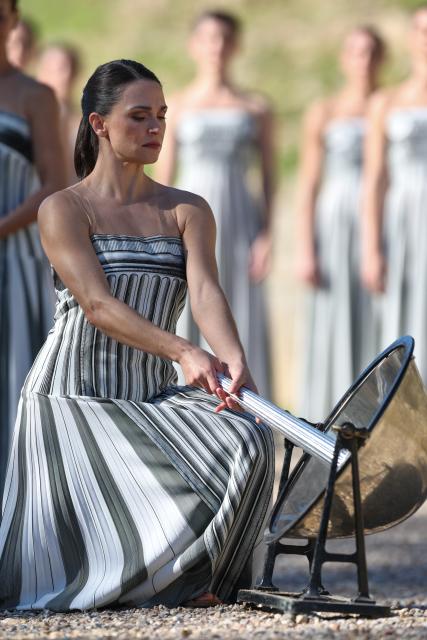 (251124) -- ANCIENT OLYMPIA, Nov. 24, 2025 (Xinhua) -- Actress Mary Mina, in the role of an ancient Greek High Priestess, performs during the dress rehearsal of the Olympic flame lighting ceremony for the Milan-Cortina 2026 Winter Olympic Games in Ancient Olympia, Greece, on Nov. 24, 2025. (Xinhua/Li Jing)