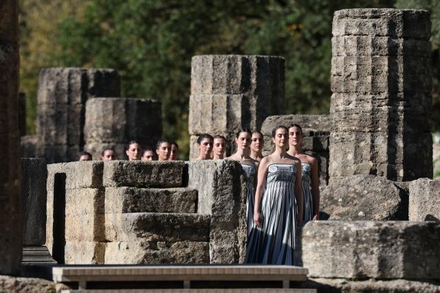 (251124) -- ANCIENT OLYMPIA, Nov. 24, 2025 (Xinhua) -- Actresses playing the role of ancient priestesses perform during the dress rehearsal of the Olympic flame lighting ceremony for the Milan-Cortina 2026 Winter Olympic Games in Ancient Olympia, Greece, on Nov. 24, 2025. (Xinhua/Li Jing)