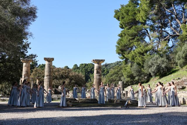(251124) -- ANCIENT OLYMPIA, Nov. 24, 2025 (Xinhua) -- Actresses playing the role of ancient priestesses perform during the dress rehearsal of the Olympic flame lighting ceremony for the Milan-Cortina 2026 Winter Olympic Games in Ancient Olympia, Greece, on Nov. 24, 2025. (Xinhua/Li Jing)