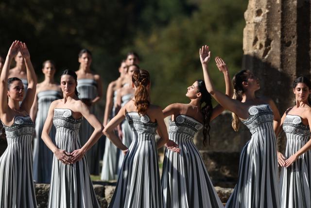 (251124) -- ANCIENT OLYMPIA, Nov. 24, 2025 (Xinhua) -- Actresses playing the role of ancient priestesses perform during the dress rehearsal of the Olympic flame lighting ceremony for the Milan-Cortina 2026 Winter Olympic Games in Ancient Olympia, Greece, on Nov. 24, 2025. (Xinhua/Li Jing)