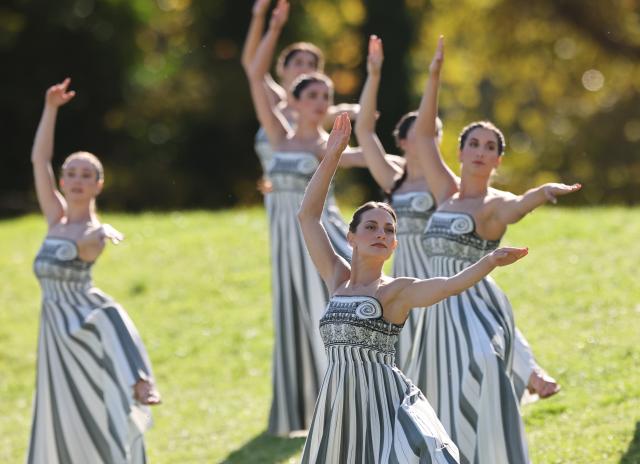 (251124) -- ANCIENT OLYMPIA, Nov. 24, 2025 (Xinhua) -- Actresses playing the role of ancient priestesses perform during the dress rehearsal of the Olympic flame lighting ceremony for the Milan-Cortina 2026 Winter Olympic Games in Ancient Olympia, Greece, on Nov. 24, 2025. (Xinhua/Li Jing)