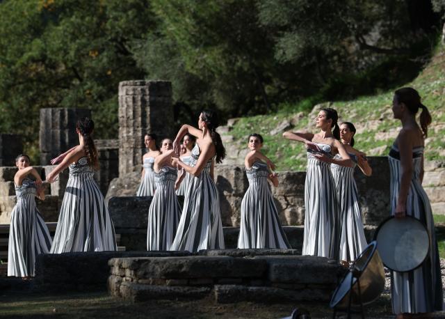 (251124) -- ANCIENT OLYMPIA, Nov. 24, 2025 (Xinhua) -- Actresses playing the role of ancient priestesses perform during the dress rehearsal of the Olympic flame lighting ceremony for the Milan-Cortina 2026 Winter Olympic Games in Ancient Olympia, Greece, on Nov. 24, 2025. (Xinhua/Li Jing)