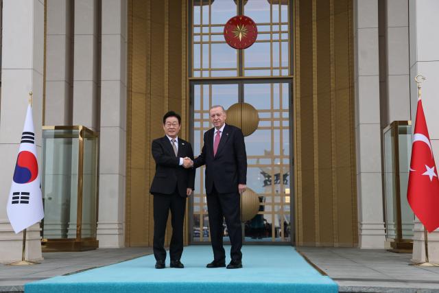 (251124) -- ANKARA, Nov. 24, 2025 (Xinhua) -- Turkish President Recep Tayyip Erdogan (R) shakes hands with visiting South Korean President Lee Jae Myung during a welcoming ceremony in Ankara, Türkiye, Nov. 24, 2025. (Mustafa Kaya/Handout via Xinhua)
